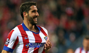Temporada 14-15. Champions League. Atlético de Madrid-Olympiacos. Raúl García celebra su gol agarrando el escudo.