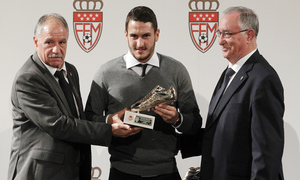 Koke recibe la Bota de Oro en la 26ª edición de la gala anual de la Federación de Fútbol de Madrid.