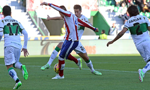 Temporada 14-15. Jornada 14. Elche - Atlético de Madrid. Giménez dispara a portería en su gol.