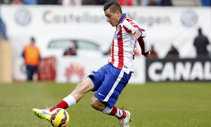 temporada 14/15. Partido Atlético de Madrid Granada. Giménez con el balón