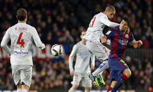 Temporada 14-15. 1/4 Ida Copa del Rey. FC Barcelona-Atlético de Madrid. Miranda pugna por un balón.