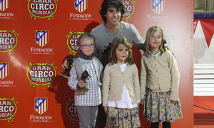 Tiago posa con unas niñas en la función benéfica del Gran Circo Mundial