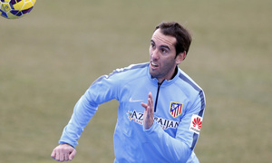 temporada 14/15. Entrenamiento en la ciudad deportiva de Majadahonda. Godín rematando de cabeza durante el entrenamiento