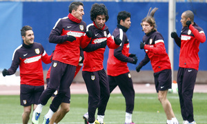 Temporada 12/13. Entrenamiento, Arda y Cebolla saltando durante el entrenamiento en el estadio Vicente Calderón