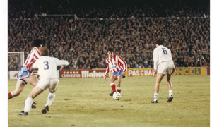 Manolo en un partido ante el Real Madrid en los 90