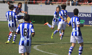 Pierre dispara a puerta rodeado de contrarios para marcar el 3-0 definitivo ante la Real Sociedad B