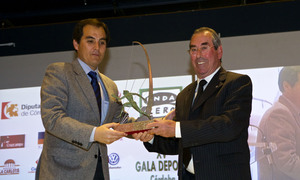 Adelardo, presidente de la fundación, recibe el premio en la Gala Onda Cero Córdoba