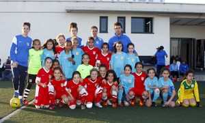 Temp. 2014-2015. Nuestro benjamín junto a las jugadoras del Reocín