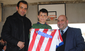 Nuestra fundación regaló una camiseta firmada por la primera plantilla rojiblanca.