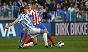 Temporada 2012-13. Cristian Rodríguez pelea por llevarse la pelota ante un jugador del Málaga.