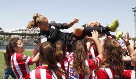 Temp. 2014-2015. Irene del Féminas B junto a sus compañeras