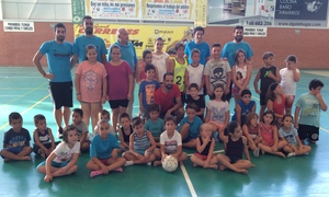 Juanfran Torres posa con los niños en la clausura de su campus