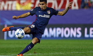 temporada 15/16. Partido Atlético Benfica. Champions. Correa golpeando un balón durante el partido