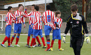 Los jugadores del Infantil A celebran un gol frente al Adarve