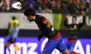 Diego Costa conecta el remate que supone el 0-1 ante Osasuna
