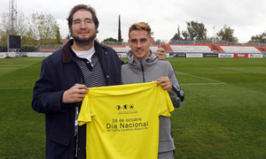 Antoine Griezmann posa con una camiseta de apoyo al Día del Daño Cerebral Adquirido