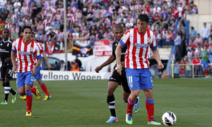 Temporada 12/13. Partido Atlético de Madrid Granada.Cristian Rodríguez con el balón
