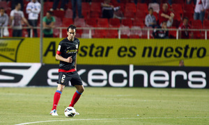 Godín controla el balón durante una acción ante el Sevilla