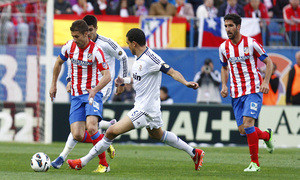 Temporada 12/13. Partido Atlético de Madrid Real Madrid.Gabi con el balón