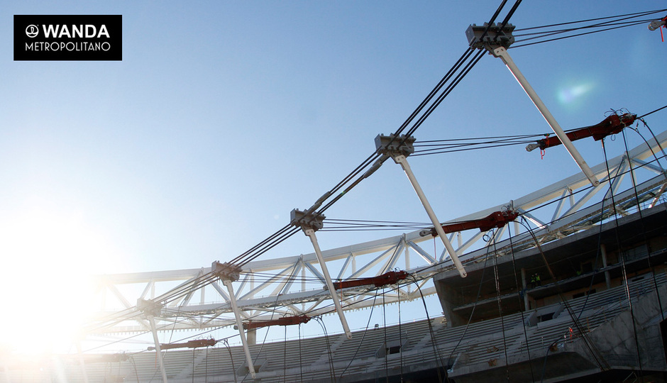 Izado del primer anillo de tracción de la cubierta del Wanda Metropolitano