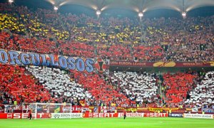 Temporada 2011-2012. Campeones de la Europa LEAGUE. Mosaico rojiblanco en las gradas del Estadio Nacional de Bucarest.