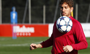 temporada 16/17. Entrenamiento en la ciudad deportiva Wanda.  Cerci controlando un balón durante el entrenamiento