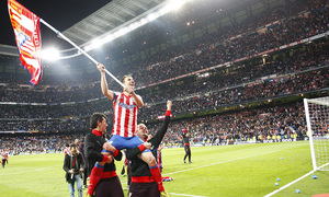 Temporada 12/13. Final Copa del Rey 2012-13. Real Madrid - Atlético de Madrid. Gabi ondea una bandera del atlético.