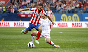 Temporada 2012-13. Atlético de Madrid - Mallorca. Arda Turan supera la entrada de un jugador del Mallorca