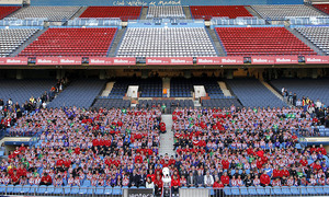 Foto de familia de las escuelas federadas del Atlético de Madrid en la fiesta anual en el Calderón