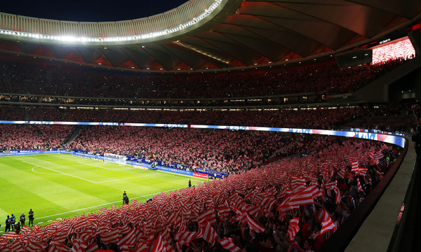 Miles de banderas rojiblancas inundaron el primer partido del Metropolitano.