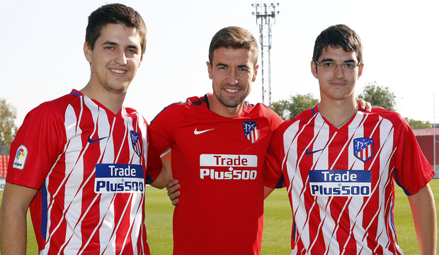 Gabi con los ganadores de Gol Atlético el juego de la aplicación oficial del club 