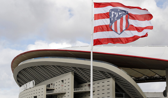 Bandera del Atlético de Madrid en el Wanda Metropolitano