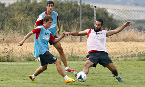 Temporada 13/14. Entrenamiento. Equipo entrenando en los Ángeles de San Rafael, Arda y Villa peleando un balón