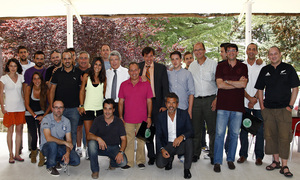 Temporada 13/14. Entrenamiento. Equipo entrenando en los Ángeles de San Rafael, Cerezo posando con periodistas en la comida de la prensa