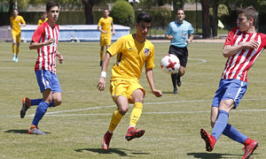 Andy recorta al defensa con un sombrero antes de marcar el 0-2