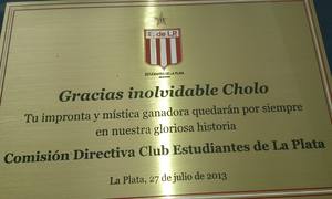 Placa de homenaje del Estudiantes a Diego Pablo Simeone que le fue entregada en los prolegómenos del partido 