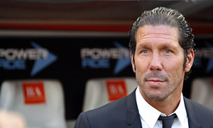 Diego Pablo Simeone, en el banquillo del Estadio Único de La Plata, antes del Estudiantes-Atlético de Madrid