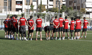 Oscar Mena y Dani González en un momento de una charla a los jugadores del Atlético C en la Ciudad Deportiva