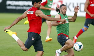 Diego Costa intenta un remate con Demichelis tapando el intento