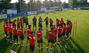 Temporada 13/14. Entrenamiento. Equipo entrenando en Majadahonda, Equipo escuchando las explicaciones del profe Ortega