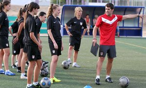 Temporada 2013-2014. David Fernández dirige el entramiento del Féminas D