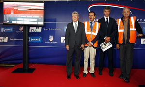 Temporada 13/14. Presentación. Presentación del nuevo estadio Madrid. Cerezo y Miguel Ángel posan para la foto con los arquitectos