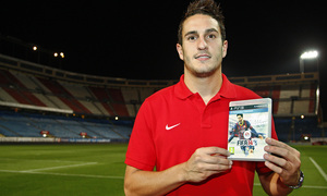 Koke posa con el FIFA 14