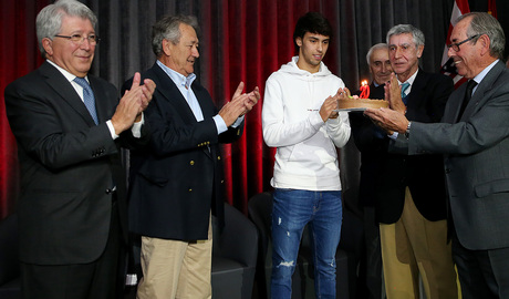 Temporada 19/20. Entrega de insignias 50 y 65 años. Joao Félix