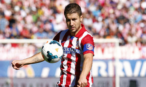 Temporada 13/14. Partido Atlético de Madrid-Celta. Vicente Calderón. Gabi controlando un balón con el pecho
