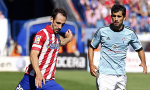 Temporada 13/14. Partido Atlético de Madrid-Celta. Vicente Calderón. Juanfran disparando a puerta