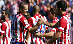 Temporada 13/14. Partido Atlético de Madrid-Celta. Vicente Calderón. Mario celebrando con Costa