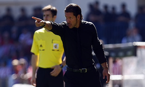 Temporada 13/14. Partido Atlético de Madrid-Celta. Vicente Calderón. Simeone dando órdenes durante el partido