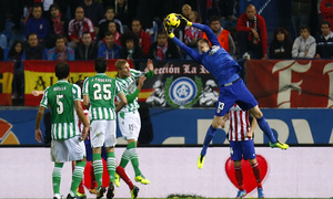 Temporada 13/14. Partido Atlético de Madrid-Betis. Courtois parando un balón