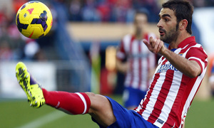 Temporada 20132-2014. Partido Atlético de Madrid- Bilbao, Adrián controlando un balón